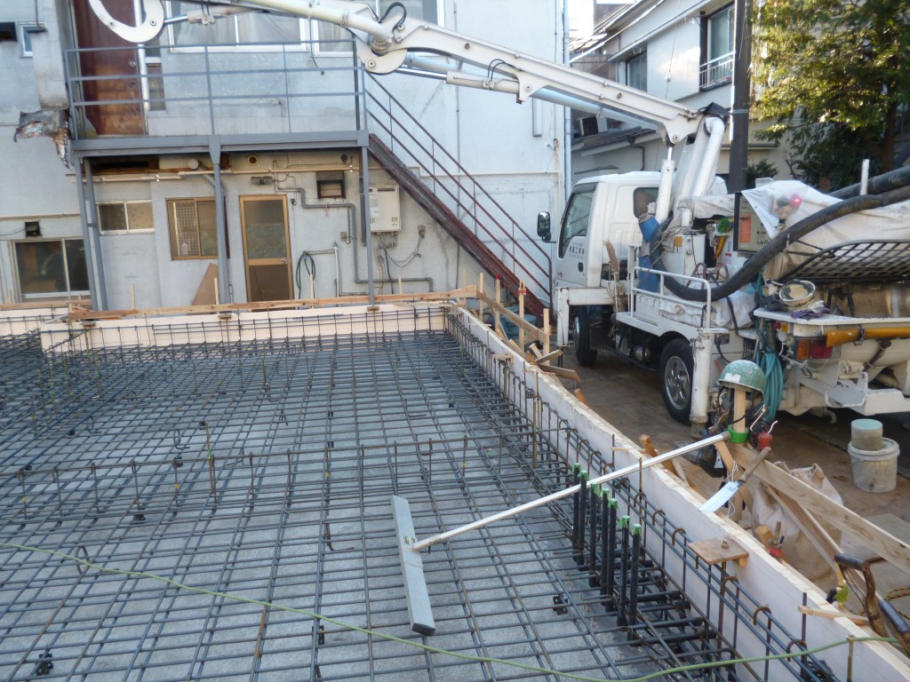 目黒区Ｕ邸共同住宅　耐圧盤コンクリート流し込み