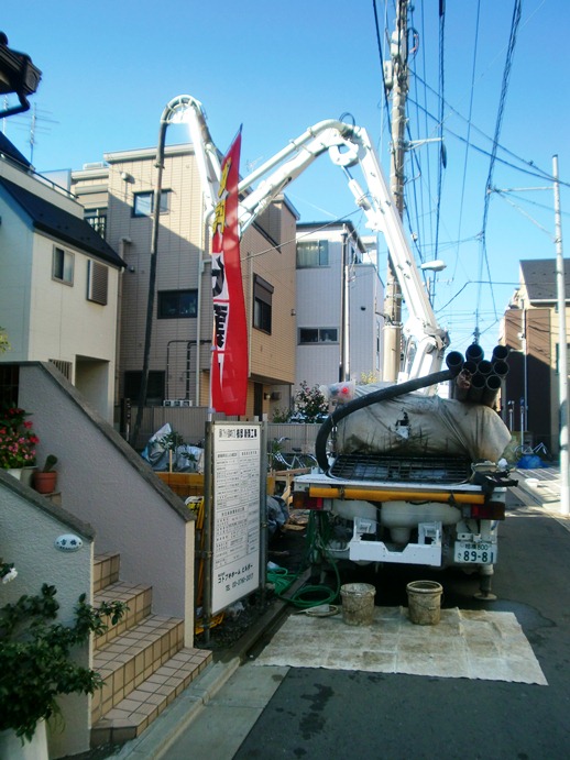ブライト目黒本町 基礎コンクリート打設 生コンクリート 圧送車