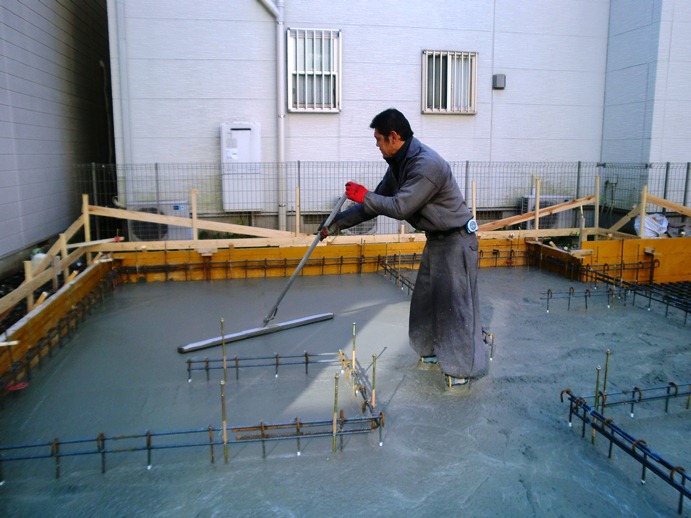 ブライト目黒本町 基礎コンクリート打設 表面をならす