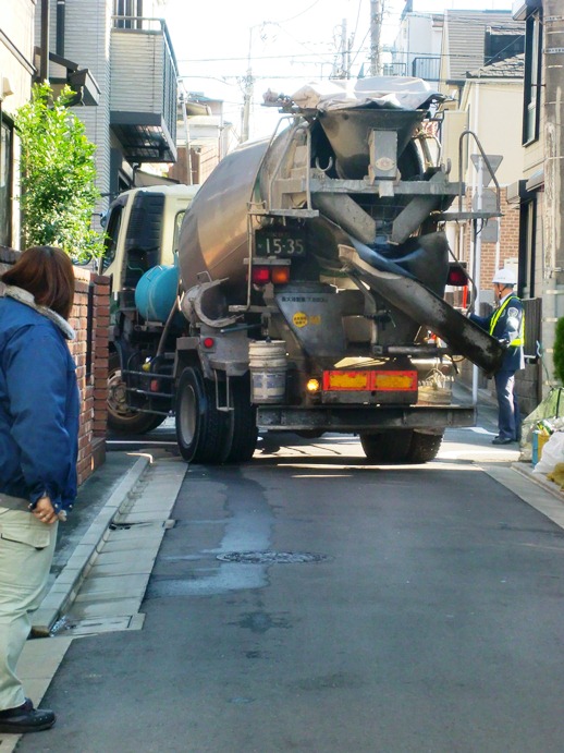 ブライト目黒本町 コンクリート打設 ミキサー車
