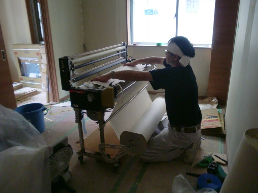 クロス糊付け機