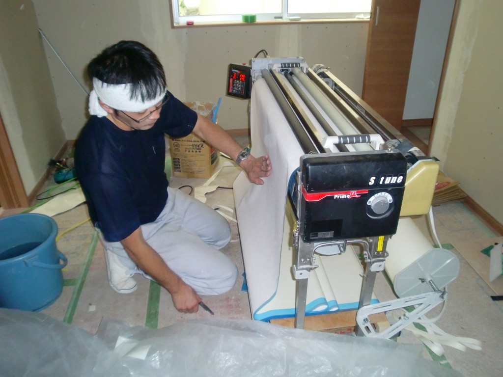 クロス　糊付け機