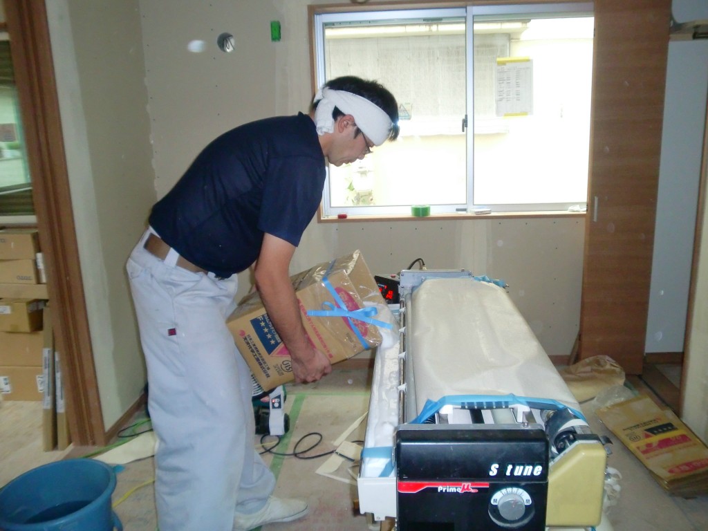 クロス　糊付け機