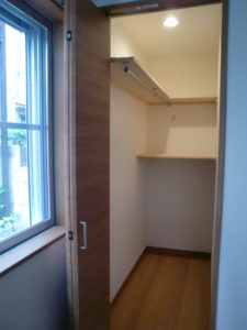 - コトブキホームビルダー|目黒区・品川区の狭小地での注文住宅を手掛ける工務店 1階 個室収納