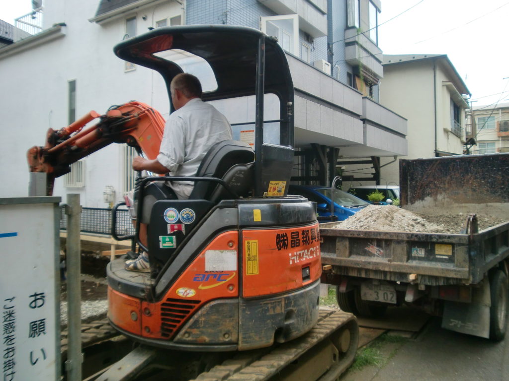 基礎工事　砕石転圧