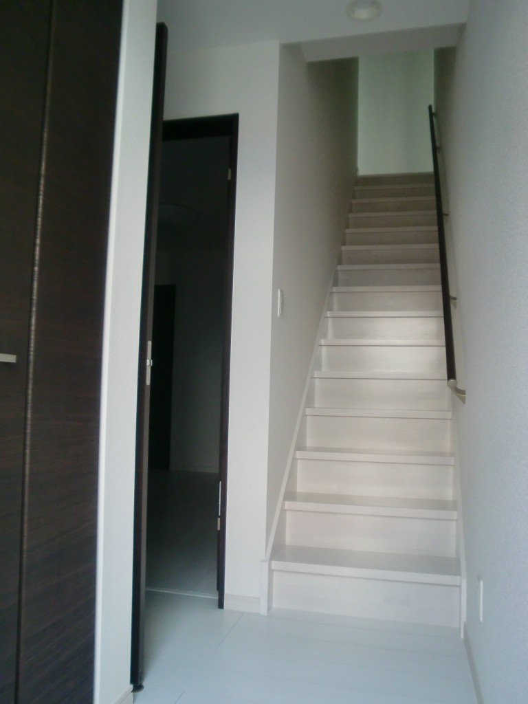 - コトブキホームビルダー|目黒区・品川区の狭小地での注文住宅を手掛ける工務店 目黒区プリティハウス改修工事 完成玄関階段