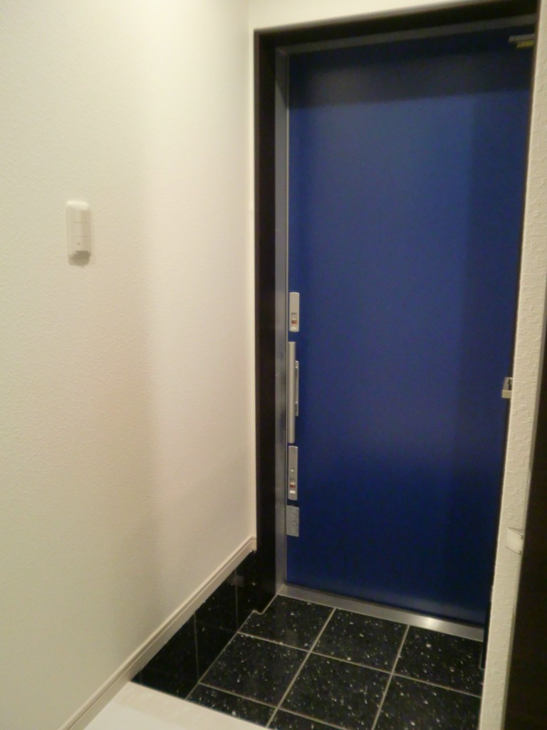 - コトブキホームビルダー|目黒区・品川区の狭小地での注文住宅を手掛ける工務店 目黒区プリティハウス改修工事 完成玄関